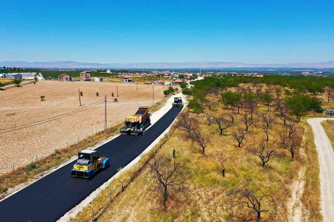 B&uuml;y&uuml;kşehir&rsquo;de yol &ccedil;alışmaları aralıksız s&uuml;r&uuml;yor
