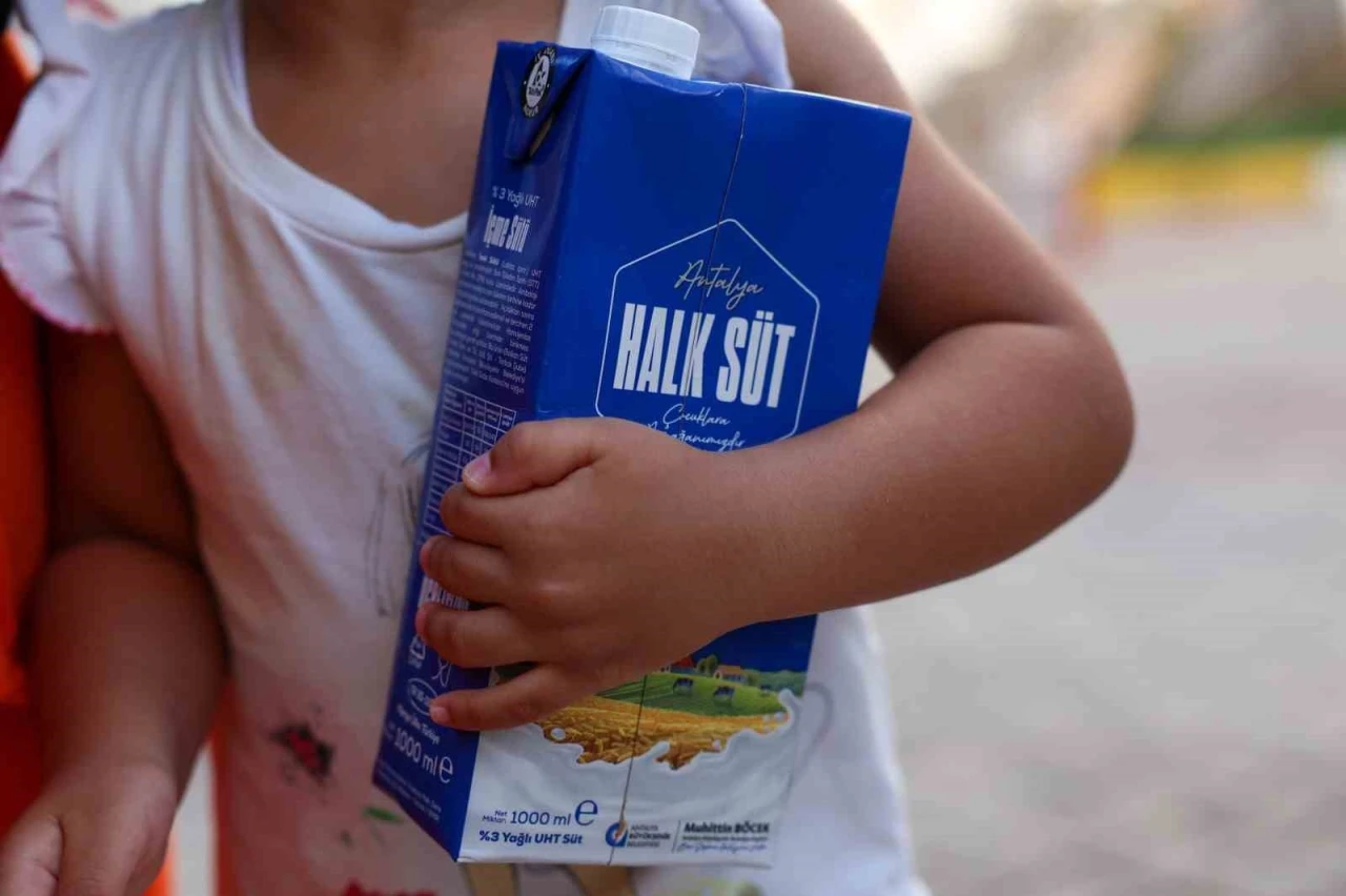 B&uuml;y&uuml;kşehir&rsquo;den &ccedil;ocuklara 773 bin 400 litre s&uuml;t desteği
