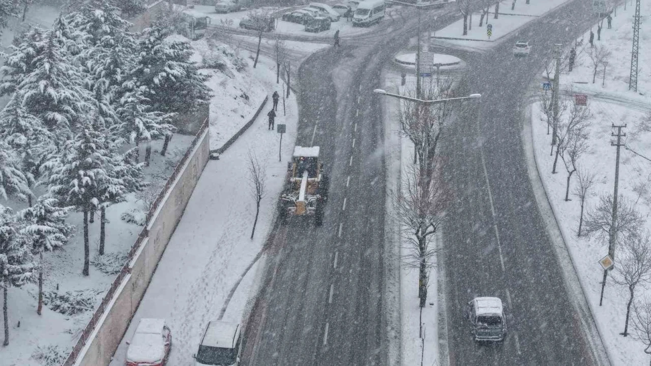 B&uuml;y&uuml;kşehir&rsquo;den kar yağışı sonrası arterlere anında m&uuml;dahale
