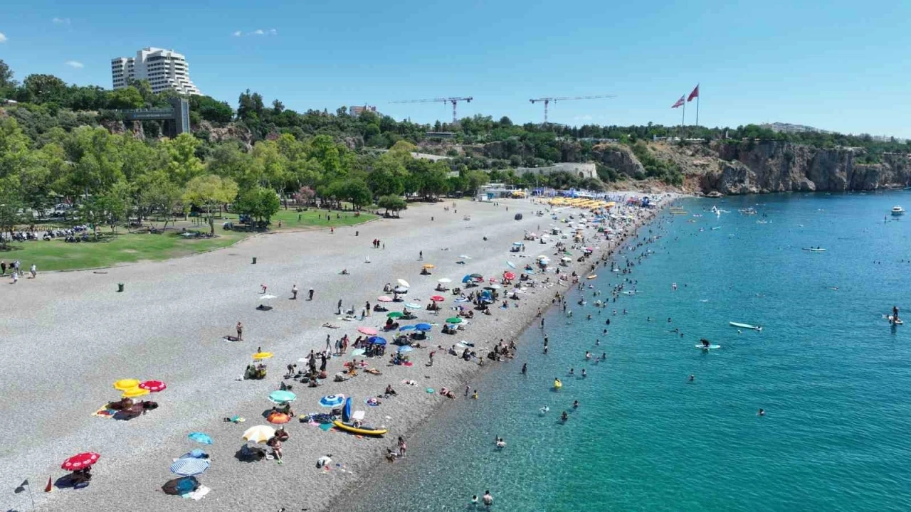 B&uuml;y&uuml;kşehir&rsquo;den Konyaaltı Sahili&rsquo;nde 7/24 temizlik mesaisi

