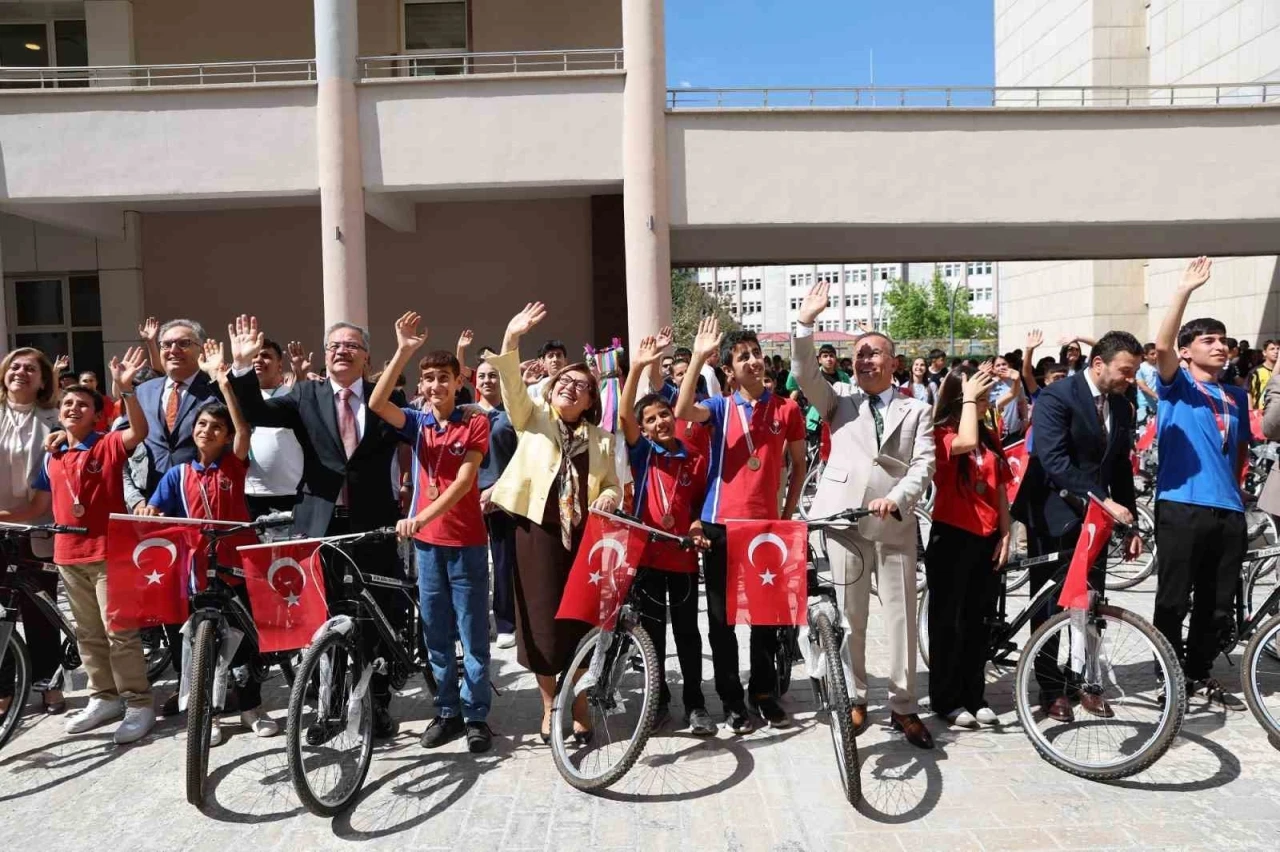 B&uuml;y&uuml;kşehir&rsquo;den "2024-2025 Sezonu Okul Sporları Enleri" programı
