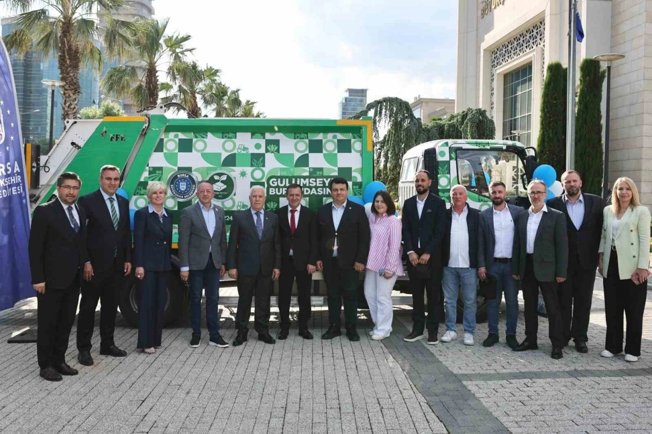 Büyükşehir’den Studeniçani Belediyesi’ne çöp kamyonu desteği
