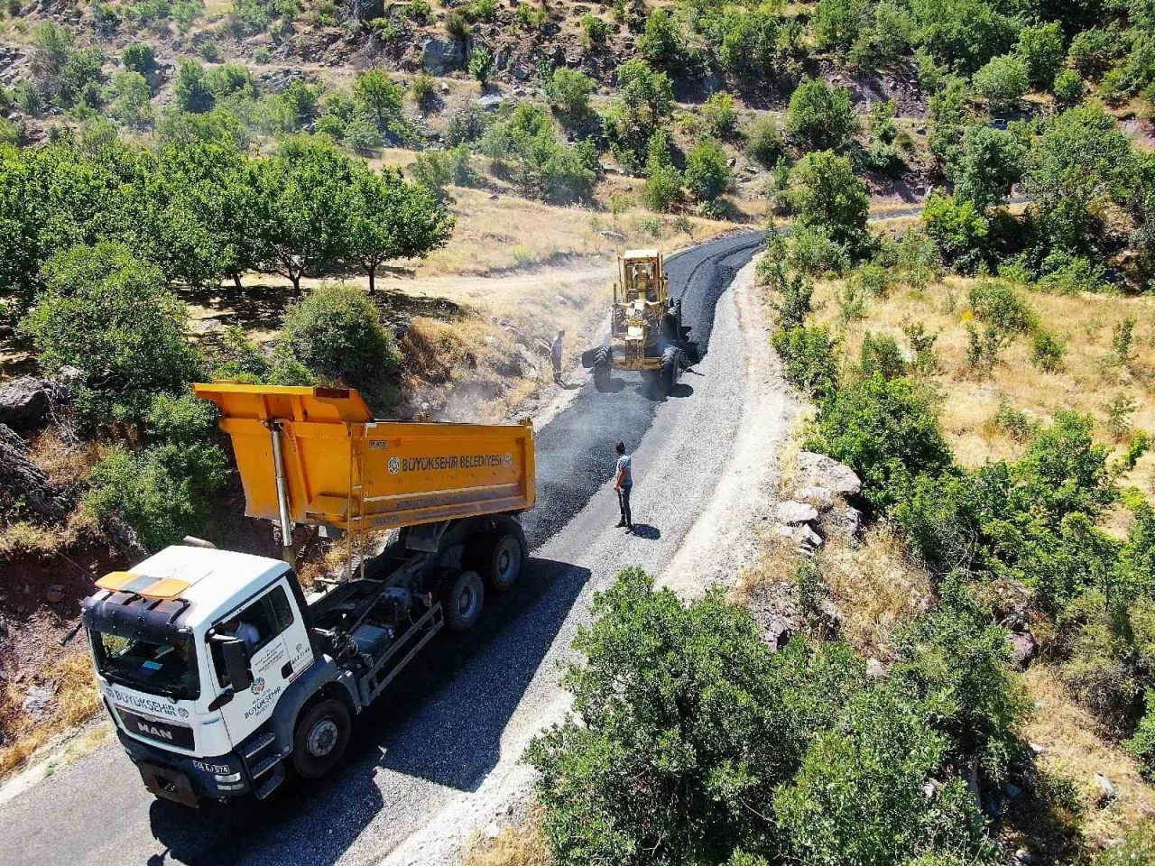 Büyükşehir’den yoğun altyapı ve yol mesaisi
