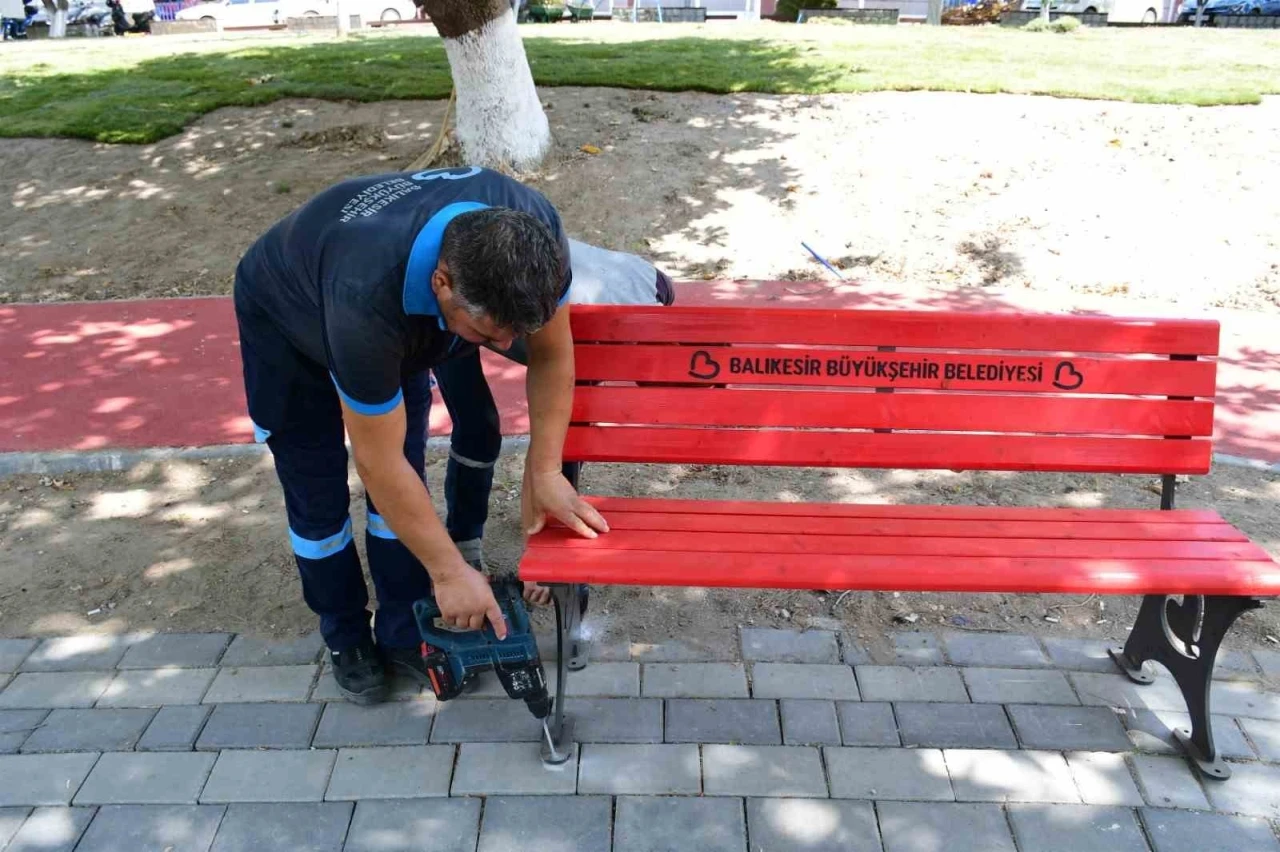 B&uuml;y&uuml;kşehir emekle &uuml;retiyor, şehir mobilyalarla g&uuml;zelleşiyor
