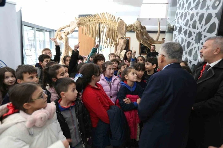 Büyükşehir’in 7,5 milyon yıllık fosil sergisi miniklerin ilgi odağı oldu
