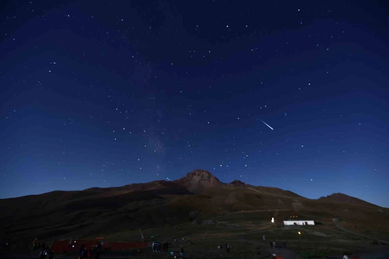 Büyükşehir’in Perseid Gözlem Şöleni, gökyüzünü tutkunlarını Erciyes’te buluşturdu