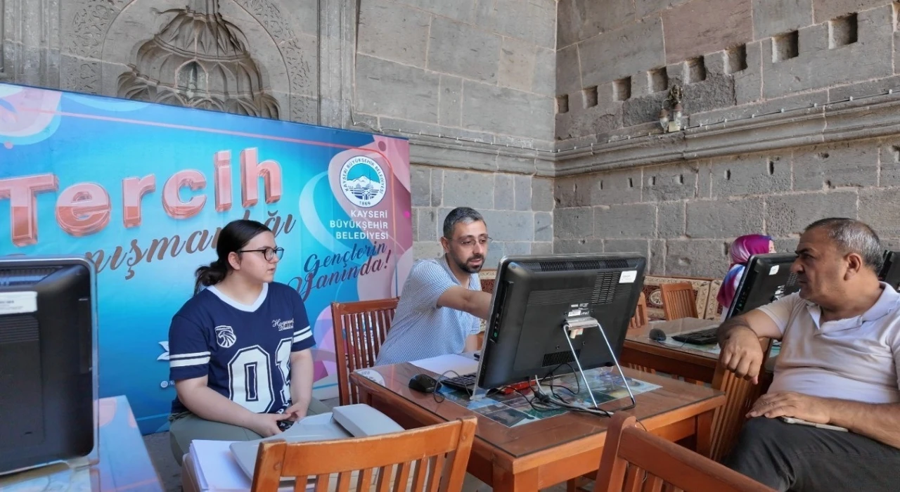 B&uuml;y&uuml;kşehir&rsquo;in &uuml;cretsiz LGS tercih danışmanlığına yoğun ilgi: Veli ve &ouml;ğrencilerden tam not
