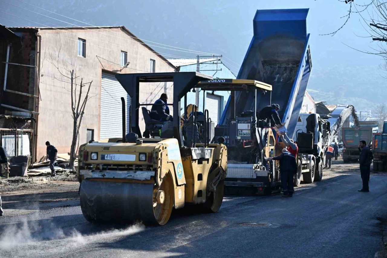 B&uuml;y&uuml;kşehir kendi asfaltını yollarda kullanmaya başladı
