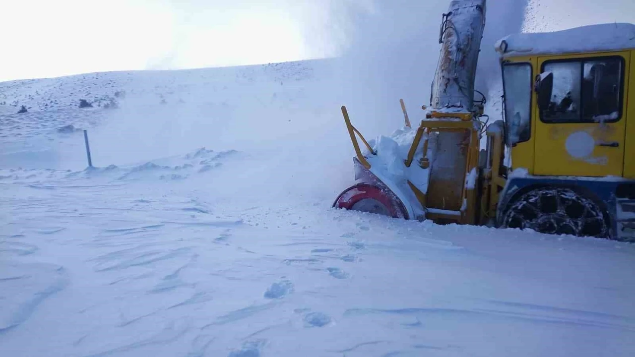 B&uuml;y&uuml;kşehir, kırsal kesimlerde etkili olan kar yağışında 47 mahalle yolunu ulaşıma a&ccedil;tı
