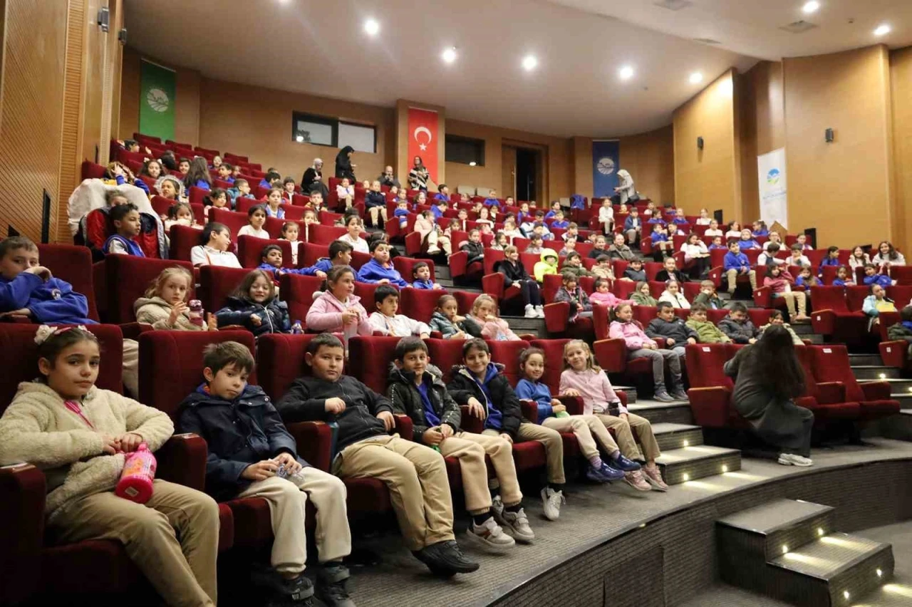 B&uuml;y&uuml;kşehir, Ocak ayında bin 500 &ccedil;ocuğu tiyatroyla buluşturdu
