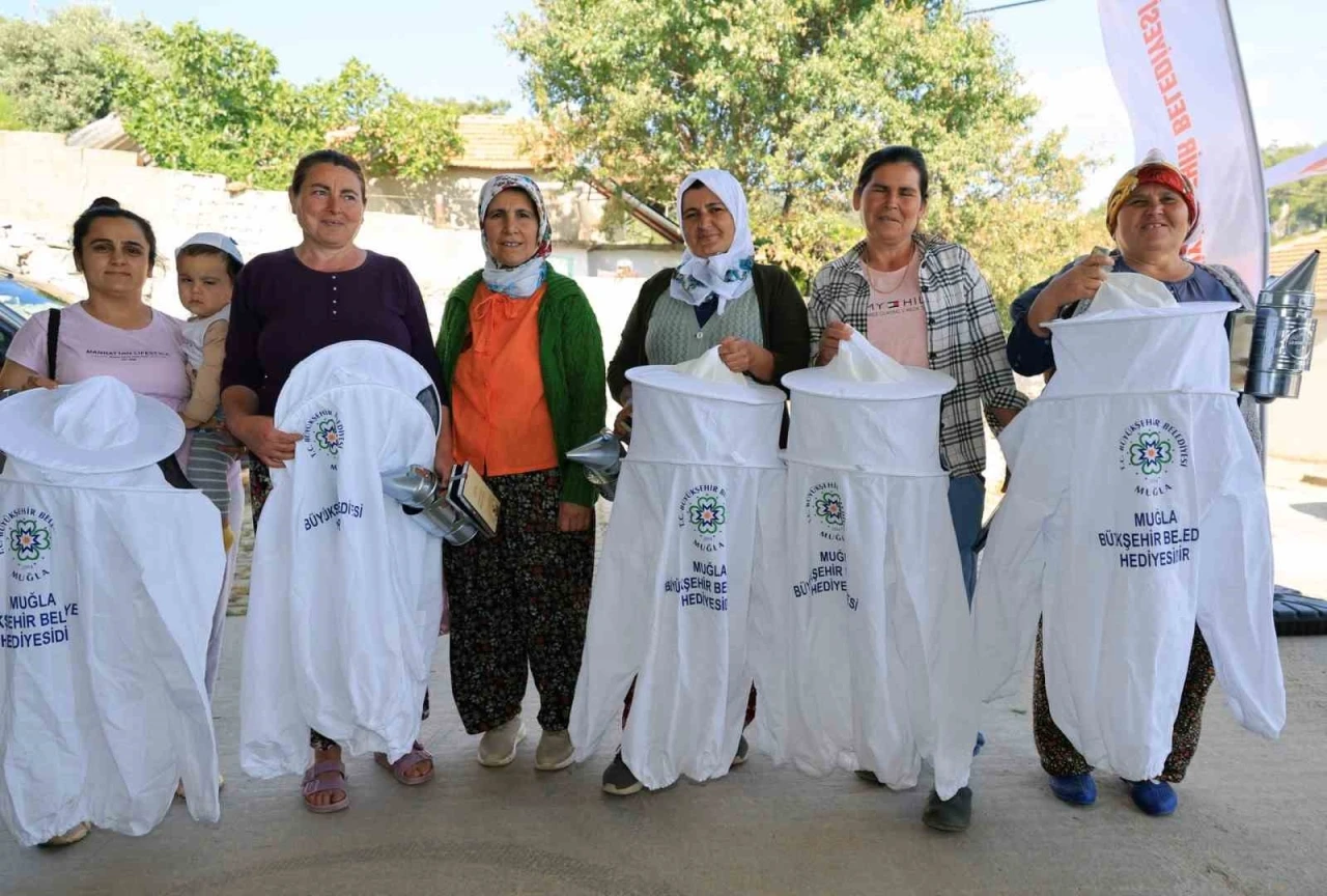 Büyükşehir ve Menteşe Belediyesi’nden arıcılara maske ve körük desteği
