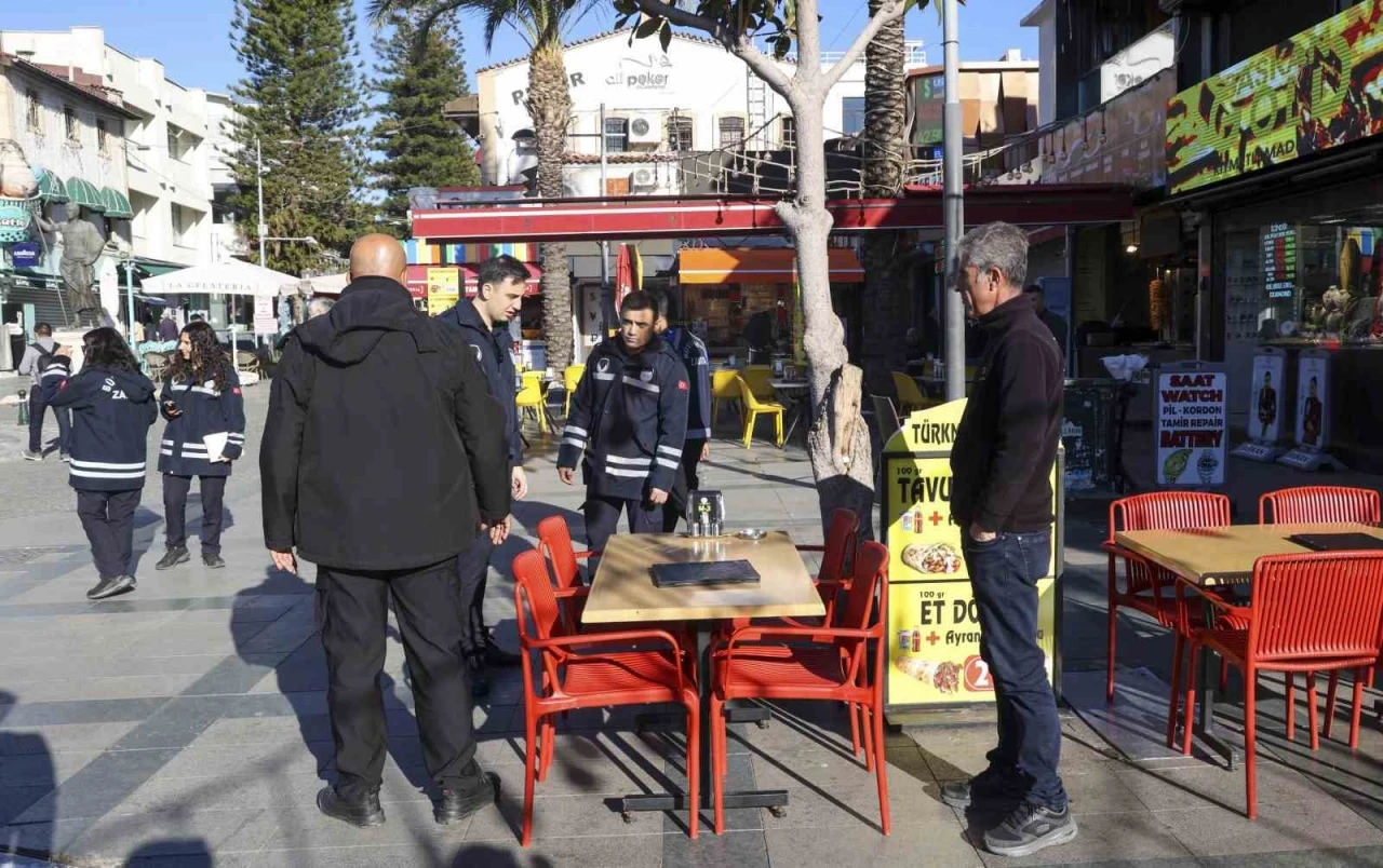 B&uuml;y&uuml;kşehir Zabıtasından kaldırım işgallerine sıkı denetim
