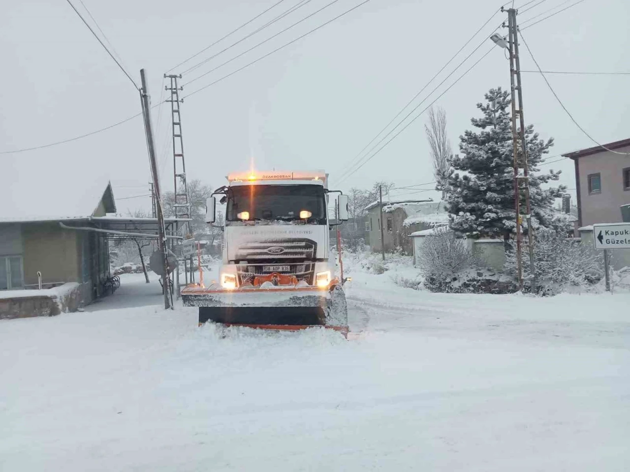 B&uuml;y&uuml;kşehirden karla m&uuml;cadele: 61 mahalle yolu ulaşıma a&ccedil;ıldı

