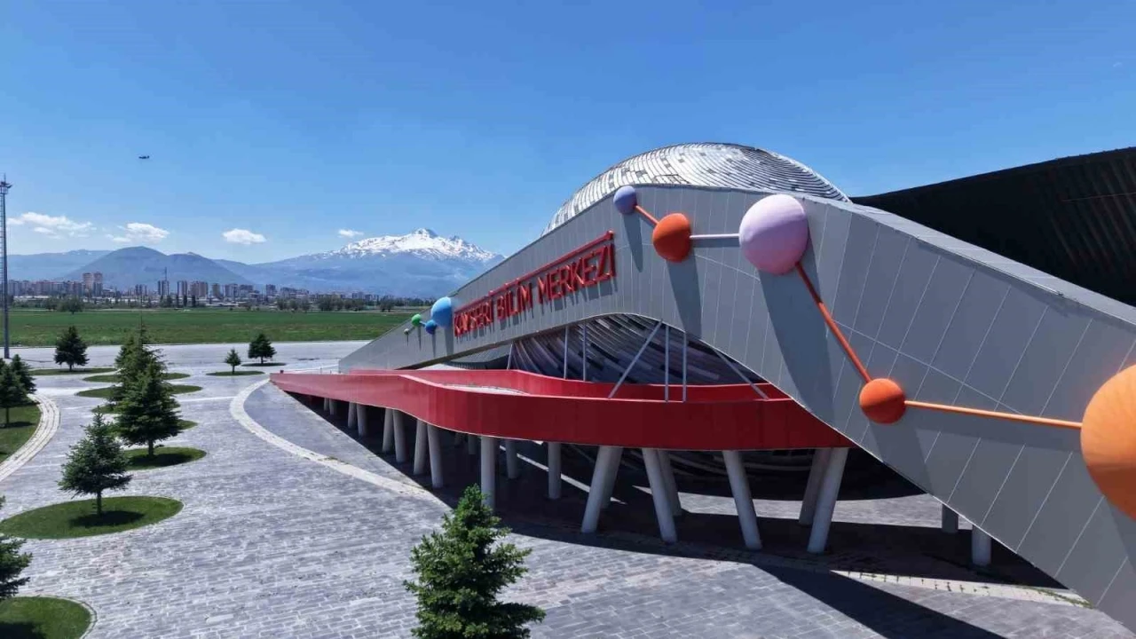 Büyükşehirin Bilim Merkezi, hem öğretiyor hem eğlendiriyor
