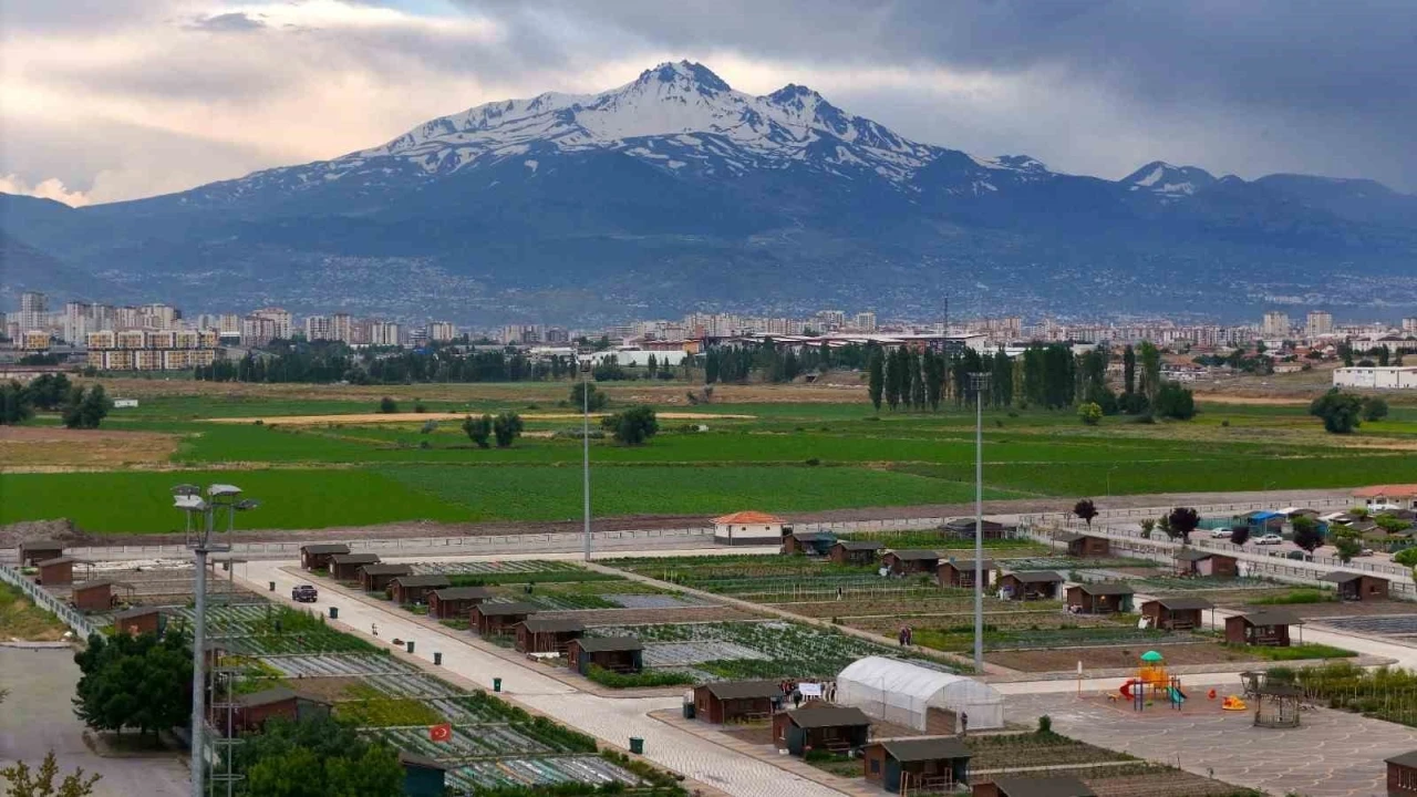 B&uuml;y&uuml;kşehirin Doğal &Uuml;r&uuml;nler Bah&ccedil;esi&rsquo;ne anlamlı ziyaret: T&Uuml;BİTAK 4004 projesiyle geleceğin &ccedil;evrecileri yetişiyor
