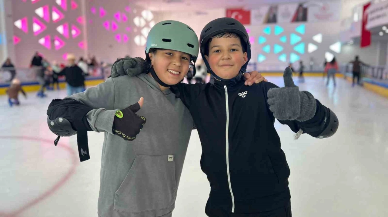 Buz pateni pisti yarıyıl tatilinde &ccedil;ocukların uğrak noktası oldu
