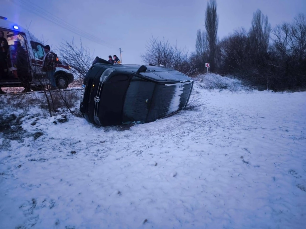 Buzlanan yolda kayan minib&uuml;s şarampole devrildi
