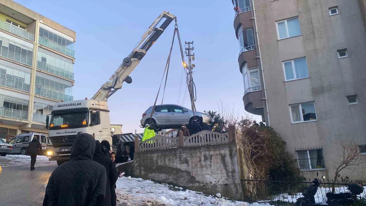 Buzlanan yolda kayan otomobil apartmanın bah&ccedil;esine d&uuml;şt&uuml;

