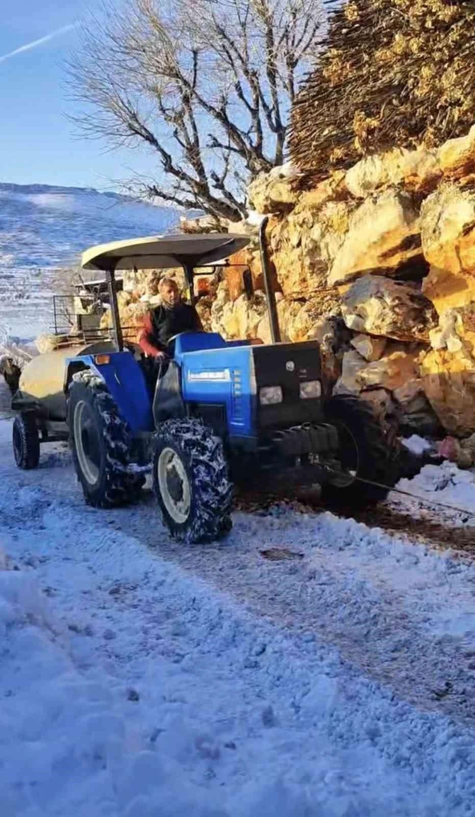 Buzlanmış yolda &uuml;&ccedil; trakt&ouml;r&uuml; birbirine bağlayıp su taşıdılar

