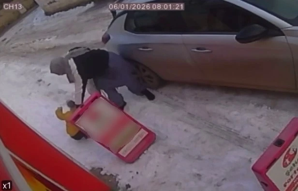 Buzlu yol vatandaşlara zor anlar yaşattı
