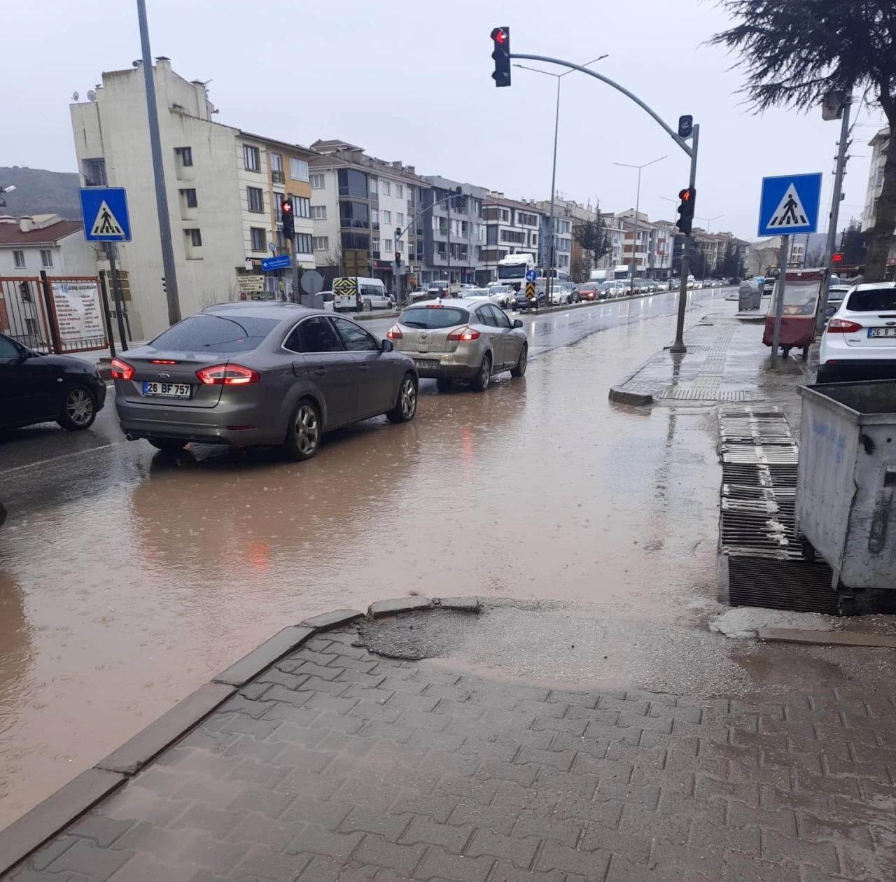 Cadde g&ouml;le d&ouml;nd&uuml;, s&uuml;r&uuml;c&uuml;ler zor anlar yaşadı
