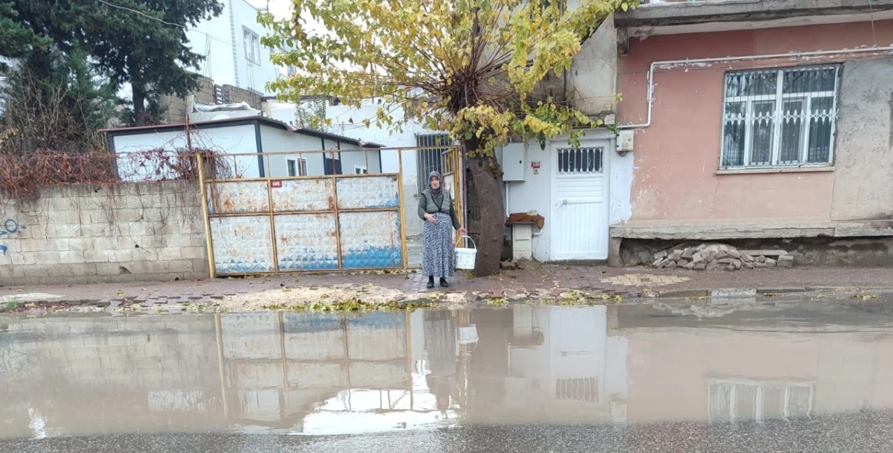 Caddede biriken sular evleri bastı
