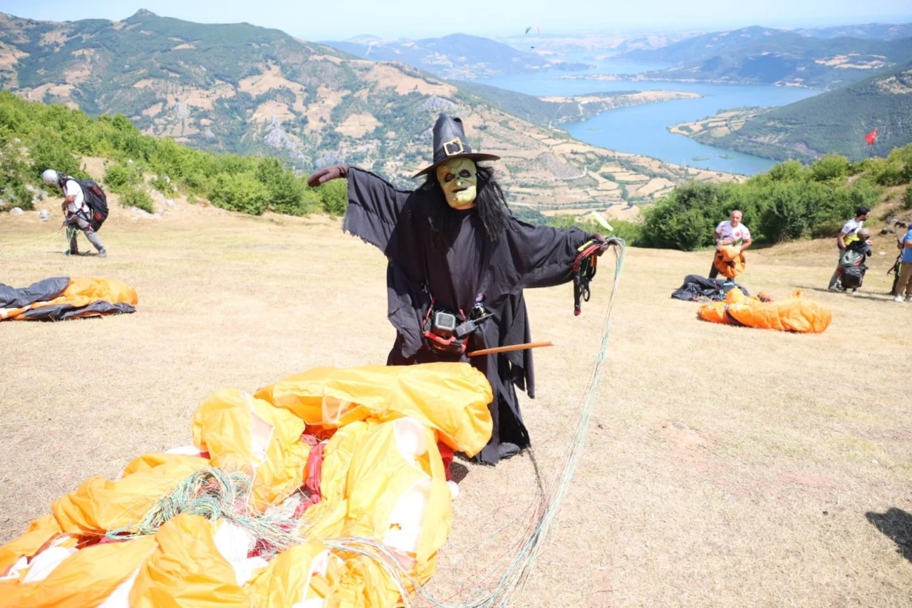 Cadı kost&uuml;m&uuml;yle yama&ccedil; paraş&uuml;t&uuml; yaptı, festivalde ilgi odağı oldu
