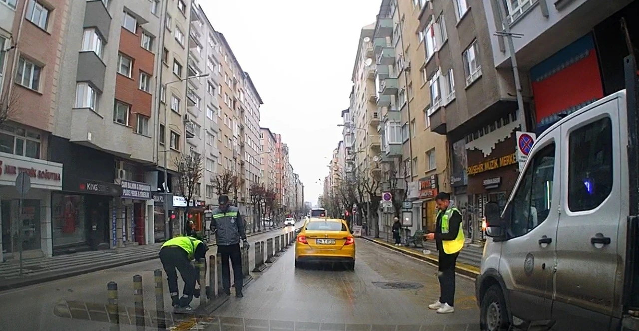 &Ccedil;akılmasıyla tepki &ccedil;eken dubalar belediye tarafından s&ouml;k&uuml;ld&uuml;
