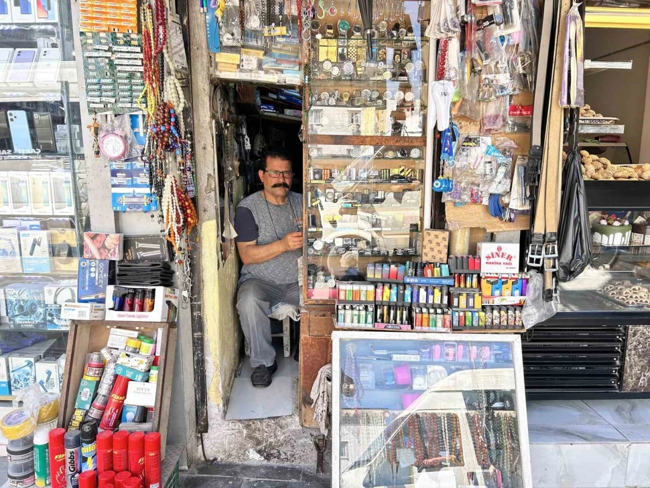 ’Çakmak doktoru’ baba, 2 metrekarelik dükkanda 3 evladını okutup meslek sahibi yaptı
