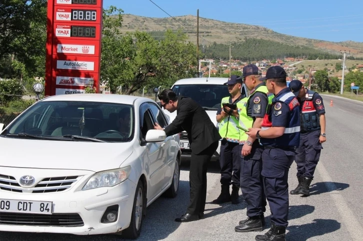 Çal Kaymakamı Baz sürücülere trafik kurallarını hatırlattı
