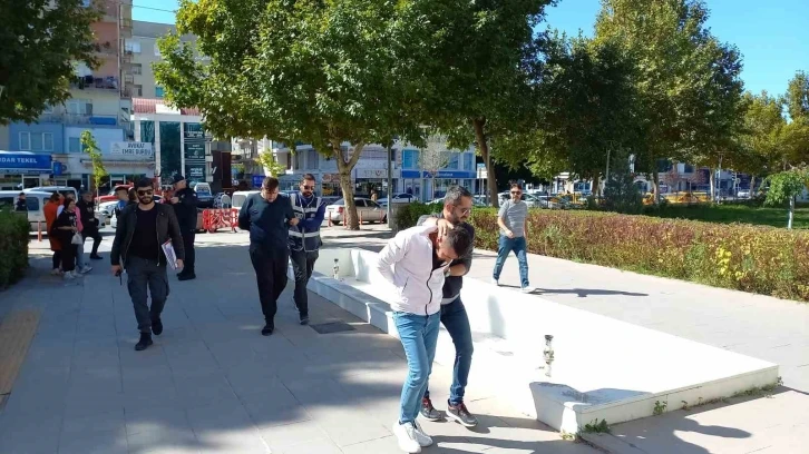 &Ccedil;aldıkları altın ve d&ouml;vizleri toprağa g&ouml;mm&uuml;şler
