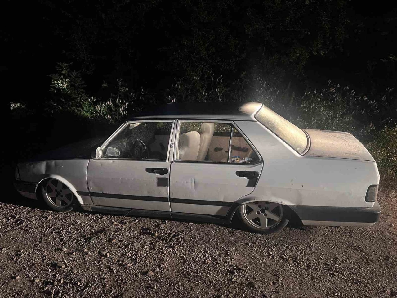 &Ccedil;aldıkları aracı ormana gizlediler, polis kameralarla izlerini s&uuml;rd&uuml;

