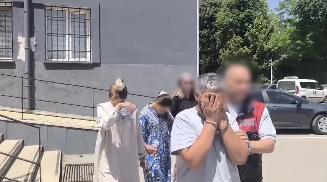 &Ccedil;aldıkları &ccedil;elik kasayla yakalandılar: 1.8 milyonluk ziynet sahibine teslim edildi
