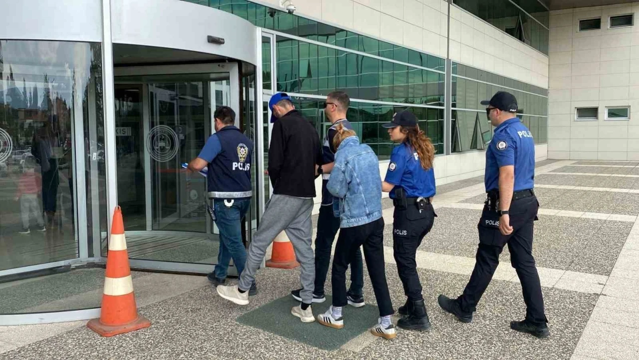 Çaldıkları plakayı başka araca takıp kaçtılar, Sakarya’da yakalandılar
