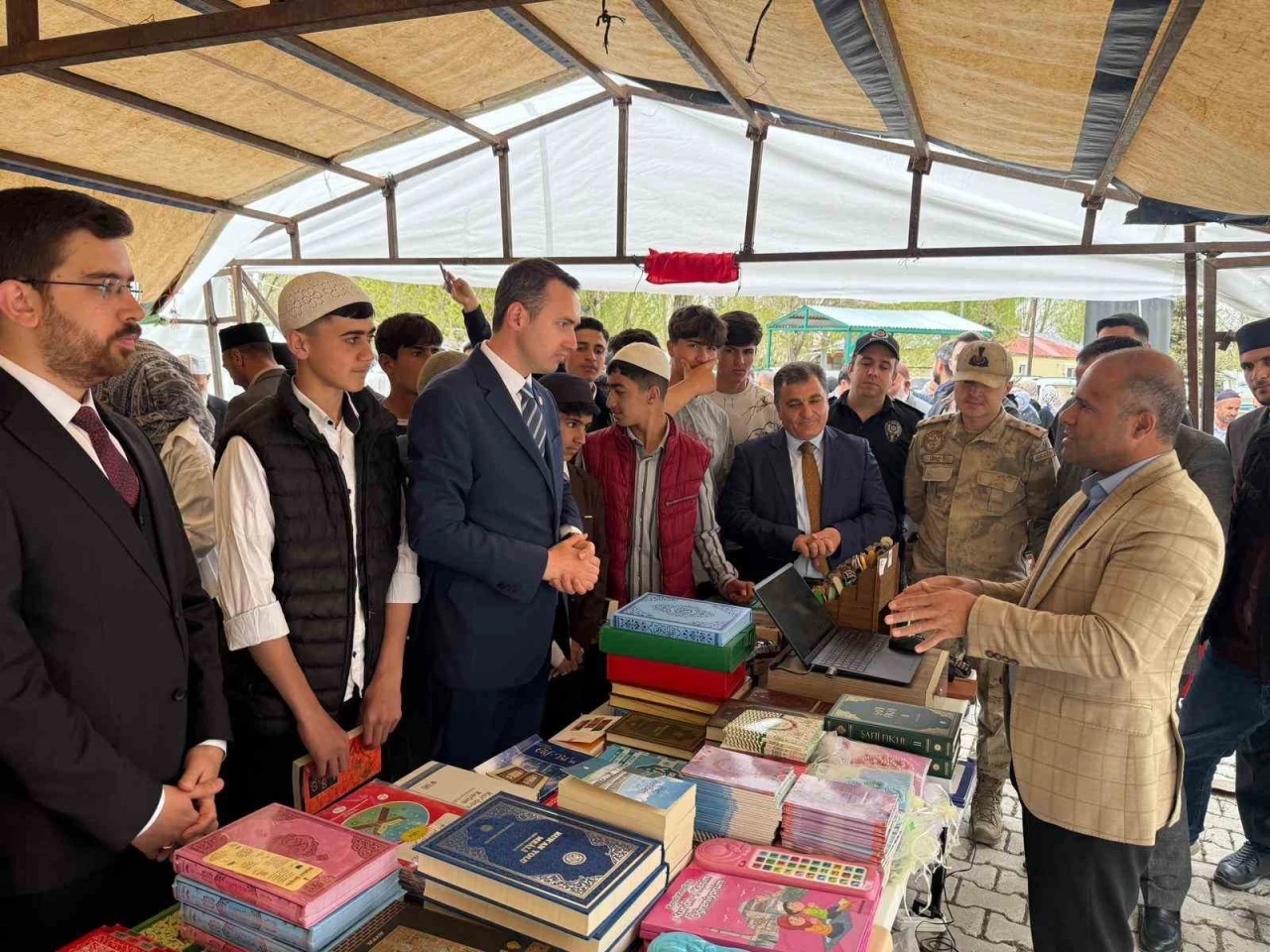Çaldıran’da &quot;Kitap Fuarı&quot; açıldı
