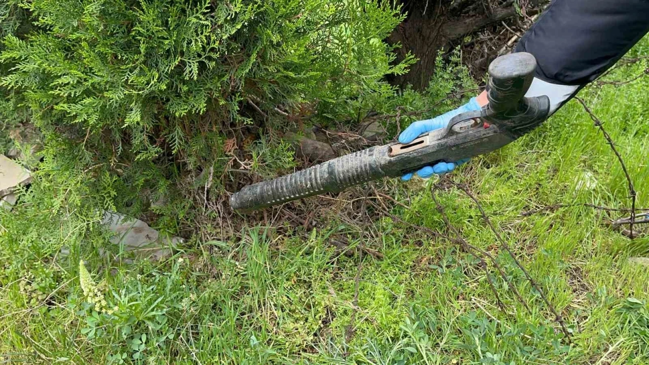 Çalılar budanınca ortaya çıkan pompalı tüfeği polis muhafaza altına aldı
