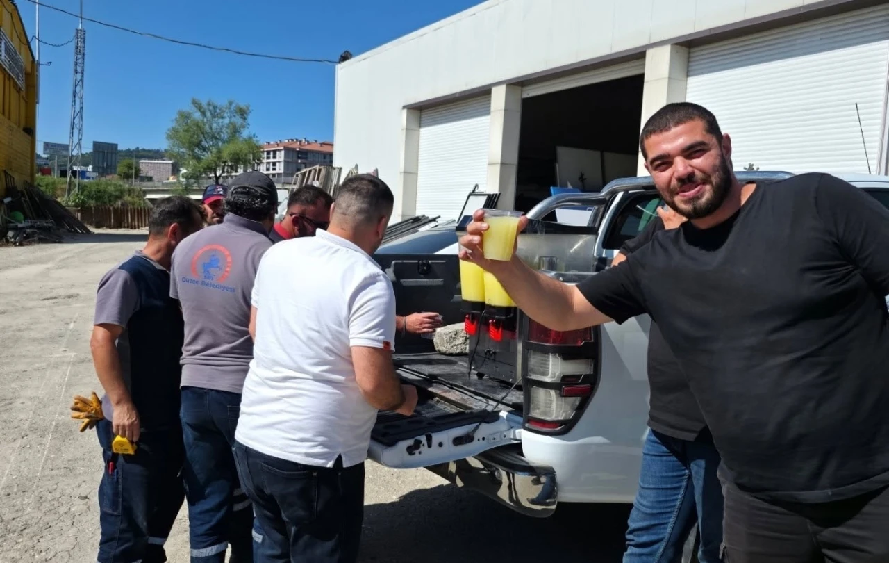 Çalışanlara sıcak havada serin bir mola

