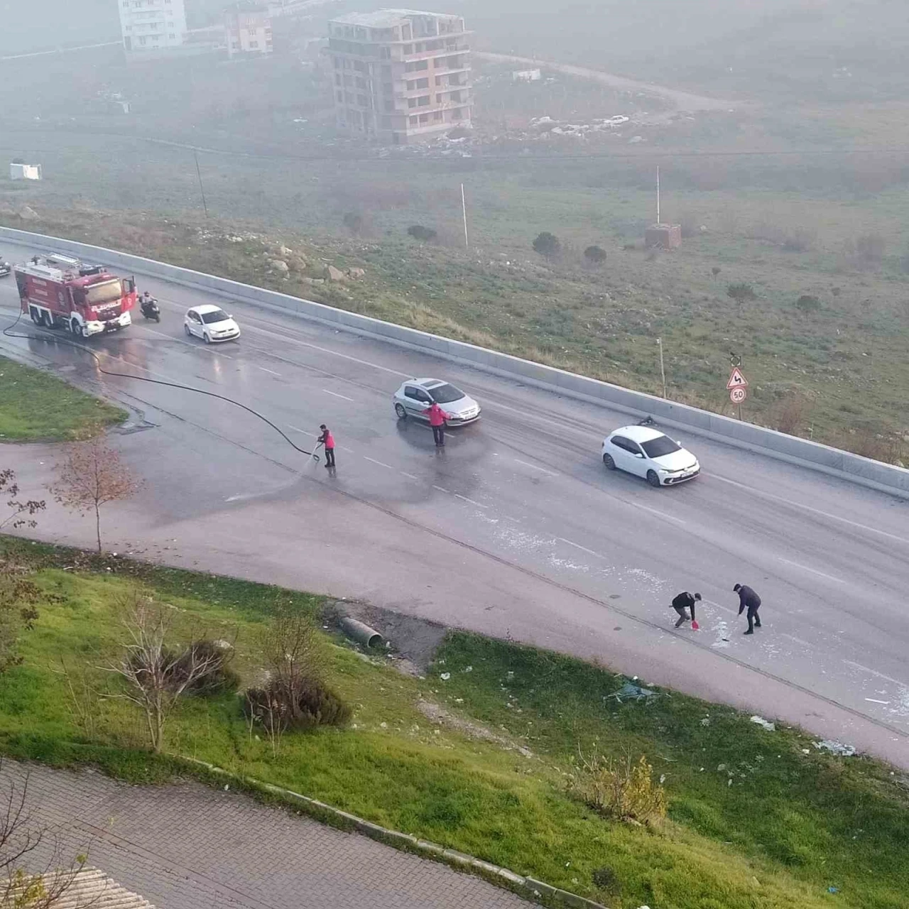 Cam paleti y&uuml;kl&uuml; kamyonetten d&uuml;şen cam par&ccedil;aları trafiği durdurdu
