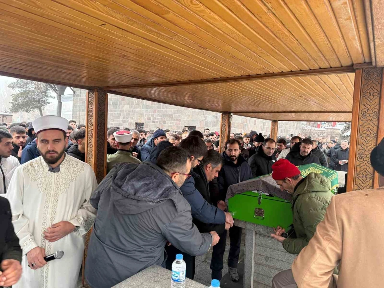 Cam silerken 3. kattan d&uuml;şen &ouml;ğretmen son yolculuğuna dualarla uğurlandı
