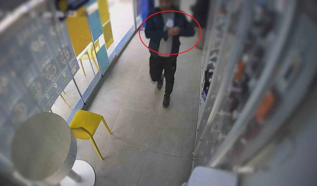 Camekandaki cep telefonunu kaşla g&ouml;z arasında &ccedil;alan hırsızın o anları kamerada
