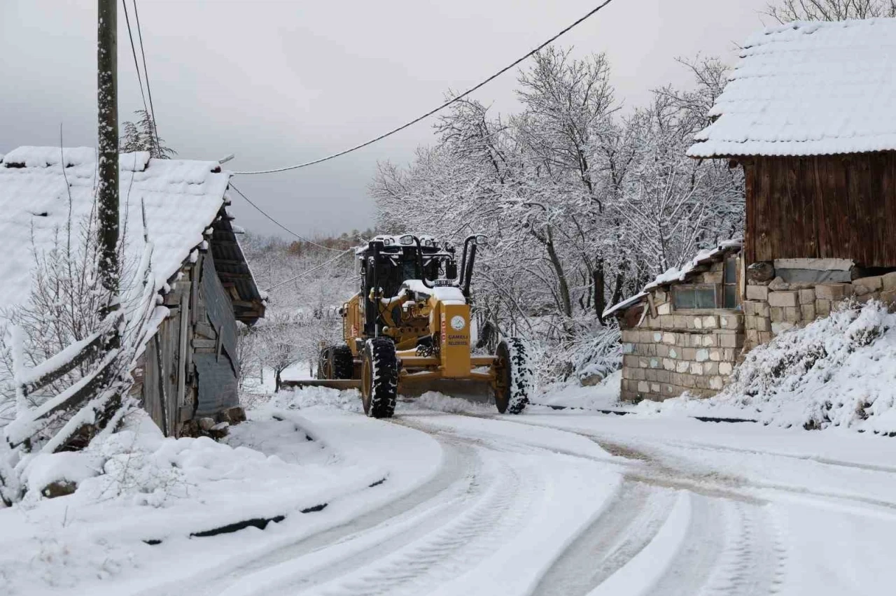 &Ccedil;ameli Belediyesi karla m&uuml;cadele i&ccedil;in teyakkuzda
