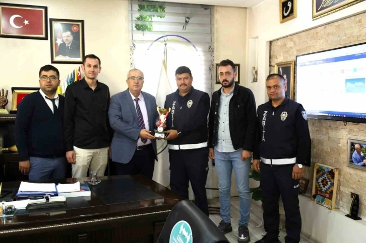 &Ccedil;ameli Voleybol Takımı kupayı Başkan Arslan&rsquo;a takdim etti
