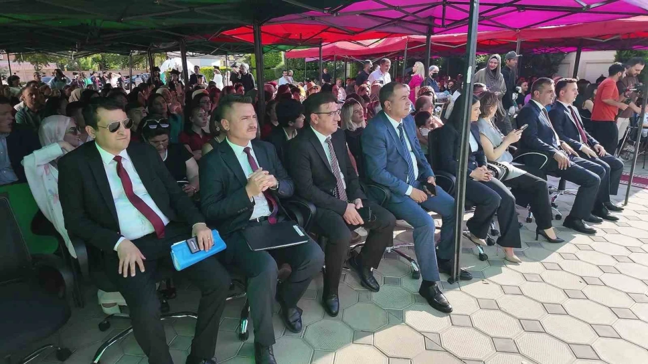 &Ccedil;amelili &ouml;ğrenciler kardeş okulun mezuniyet coşkusuna ortak oldu

