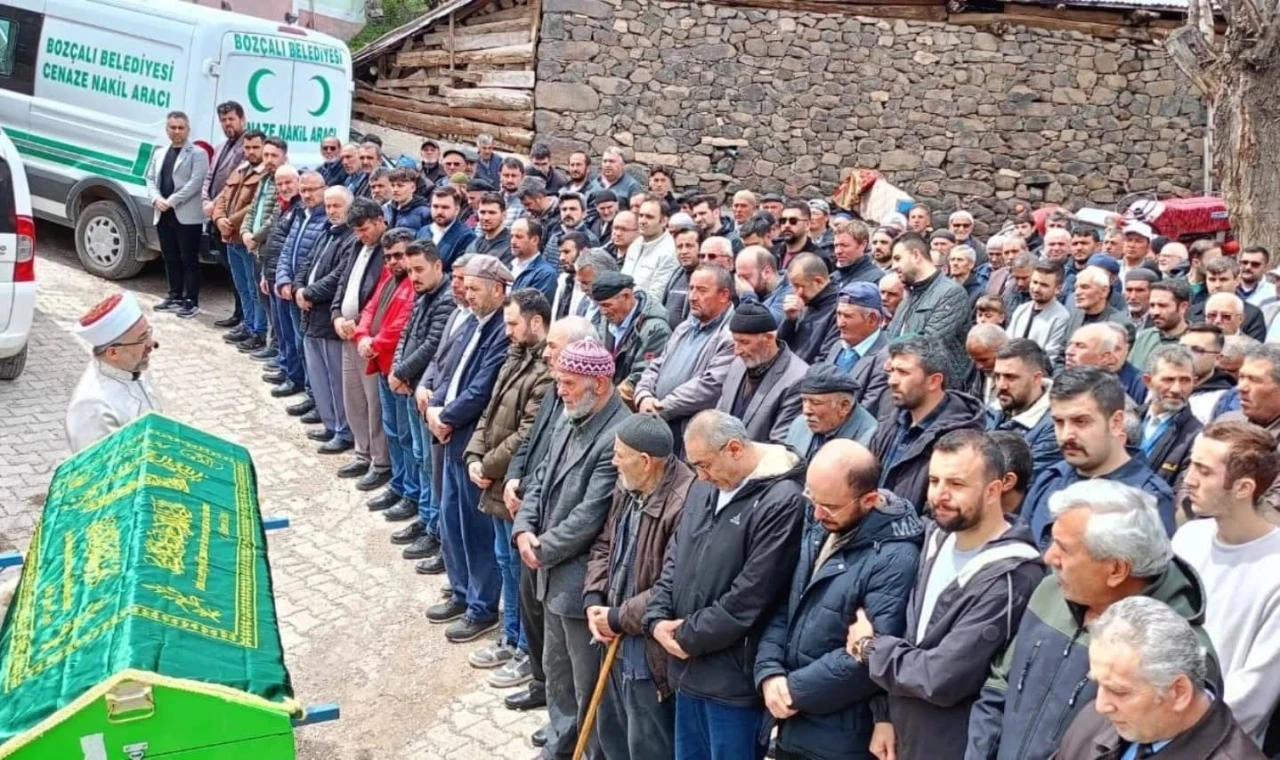 Cami bacasını temizlerken düşerek hayatını kaybeden imam son yolculuğuna uğurlandı
