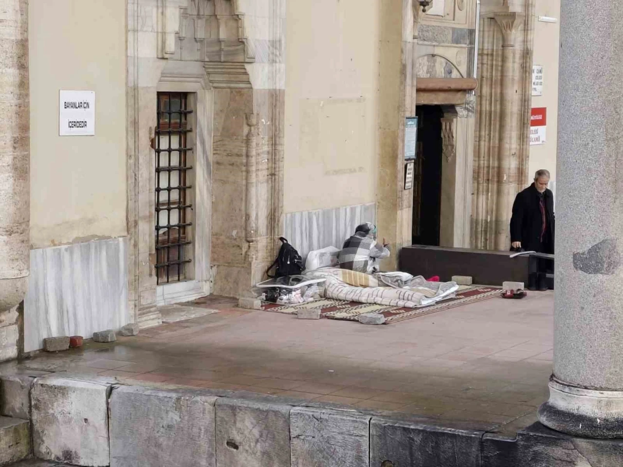 Cami bah&ccedil;esini mesken tutan kadını otelde kalmaya kimse ikna edemiyor
