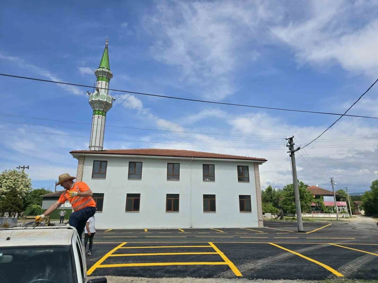 Cami çevresi düzenlendi
