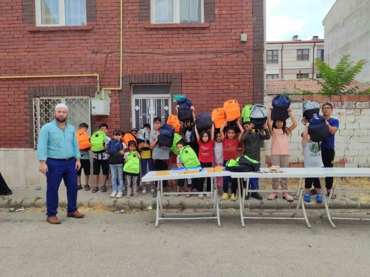 Cami imamından ihtiyaç sahibi çocuklara kırtasiye yardımı yaptı
