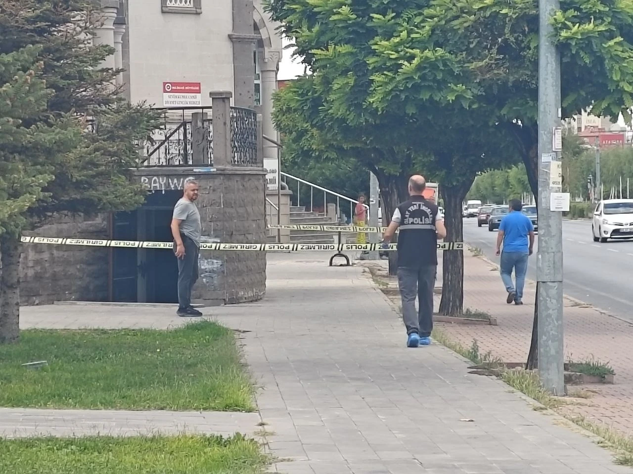 Cami tuvaletinde bıçaklı kavga: 1 ağır yaralı