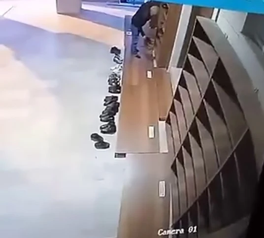 Camide ayakkabı hırsızlığı
