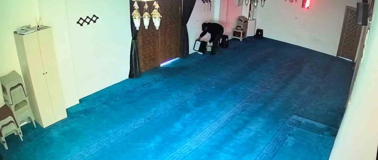 Camiye girdi, kaldırım taşıyla kırdığı yardım kutusundaki 100 bin lirayı &ccedil;aldı
